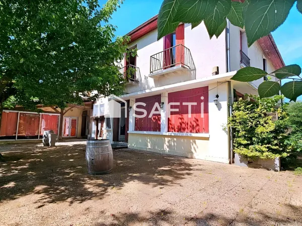 Bel ensemble immobilier de 420m² avec parc arboré 13 600m² - St Georges de Montclard