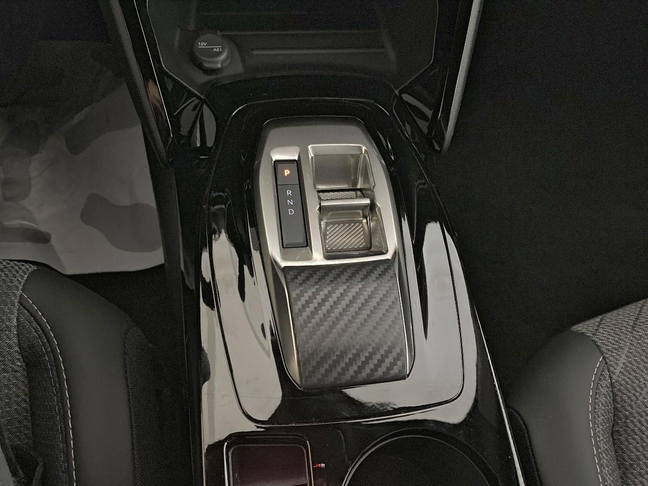 Peugeot 2008 hybrid 145 ch e-dcs6 allure — photo 17