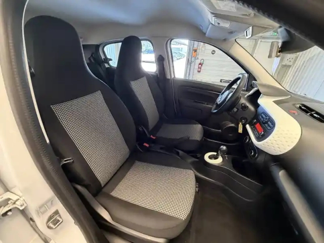 Renault Twingo iii e-tech — photo 11