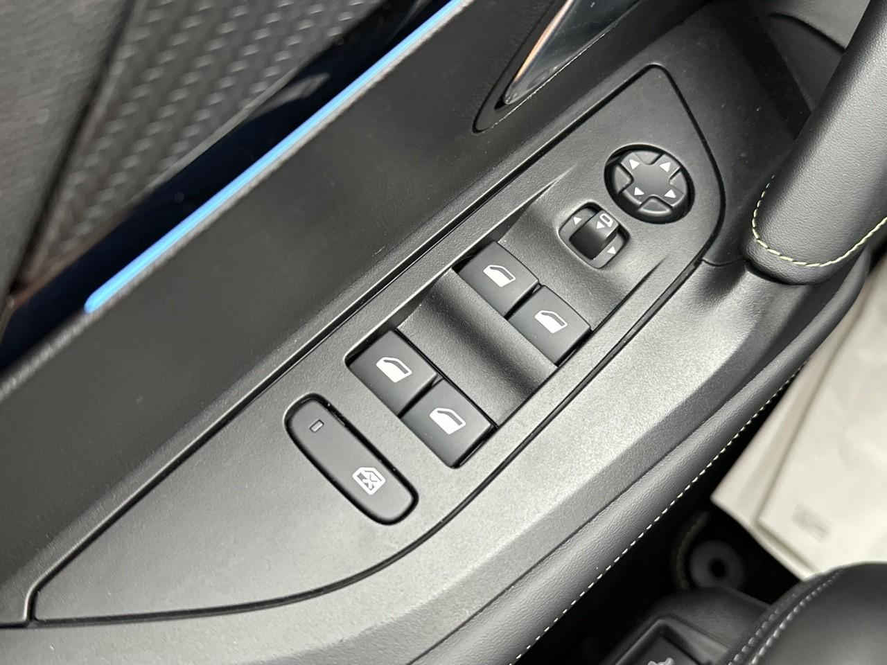 Peugeot 2008 puretech 130 s&s eat8 gt — photo 15