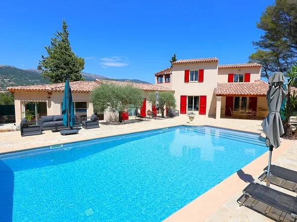 Villa de standing de 300 m² avec piscine et 3740 m² de terrain