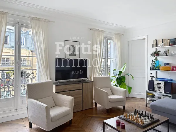 PARIS 3 - APPRTEMENT EN ETAGE - ASCENSEUR - BALCON FILANT 9 M²