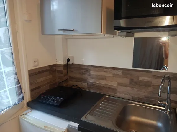 Chambre rénovée avec douche privative et kitchenette • Gare à 5 min • 470 CC