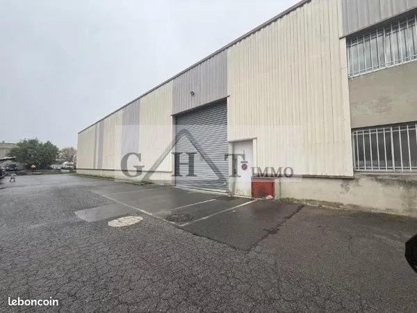 Local industriel 776 m²