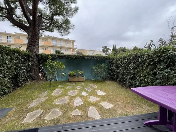 Coquet 2 pièces avec véranda en location saisonnière : Tarif indiqué à titre informatif