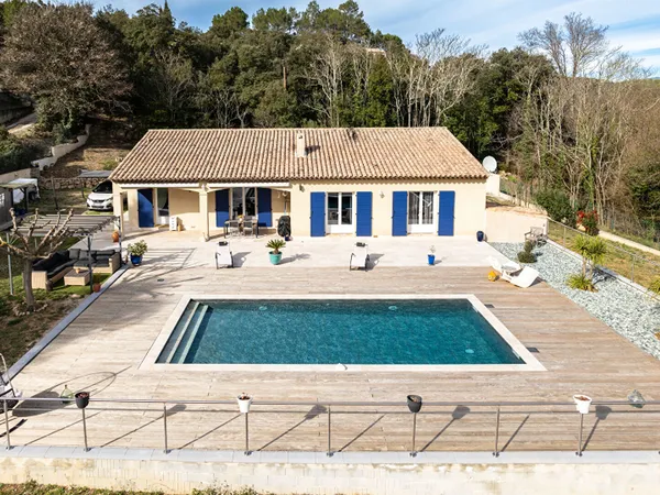 EXCLUSIVITÉ Maison Le Thoronet 5 pièces 157m2- terrain 5397m2- piscine- terrasses- proche des commer