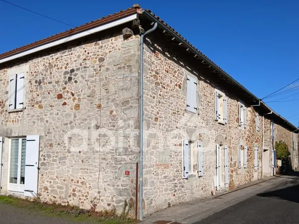 Ensemble immobilier de quatre maisons louées et terrain cons