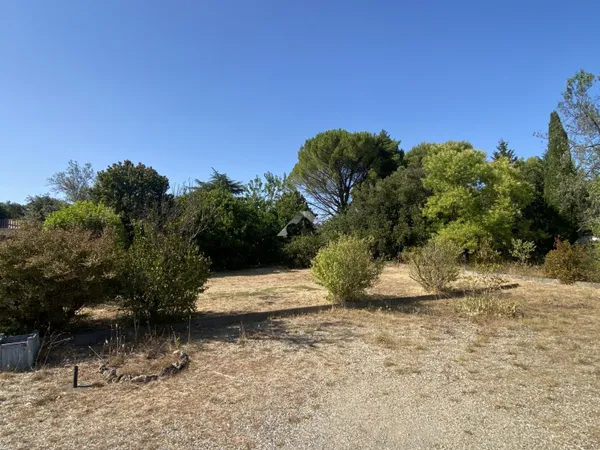 Terrain 596 m²