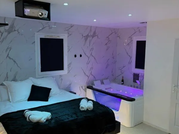 Appartement avec jacuzzi privatif, rénovée 2024 - Casteljaloux, face au lac