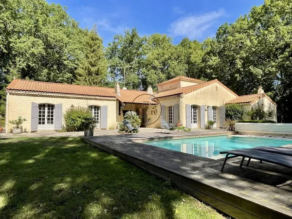 Grande maison d'architecte de 272 m² avec piscine, au coeur d