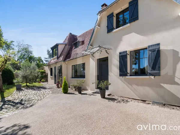 En centre ville, grande maison de charme, quatre chambres, s