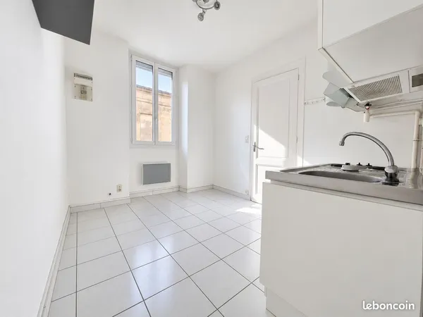 T2 à louer Bordeaux - Chartrons / Bassins à flot Situé rue Bourbon, au premier étage d'un immeuble e
