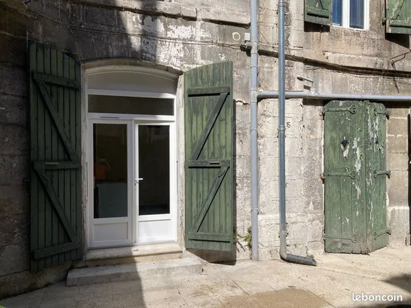 Appartement 2 pièce avec cour et cave voûtée