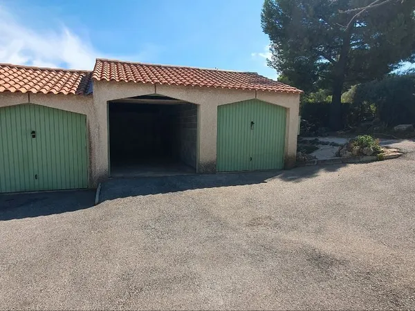 Loue grand garage bandol