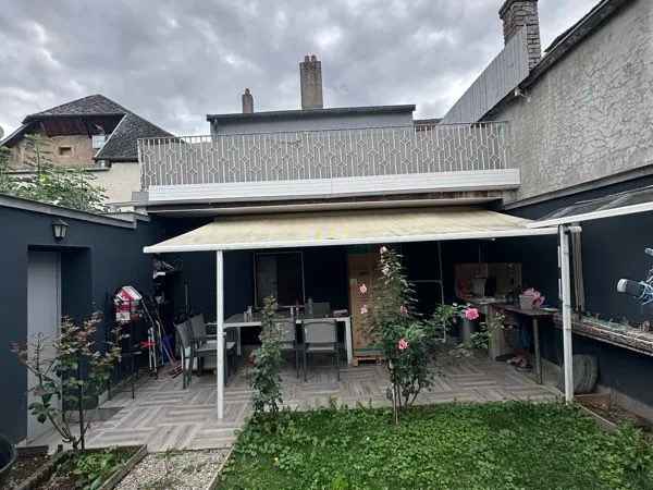 Maison 297 m? - 3 logements - 8 chambres - Terrasse - Revenus locatifs - Uckange Prix: 310 000