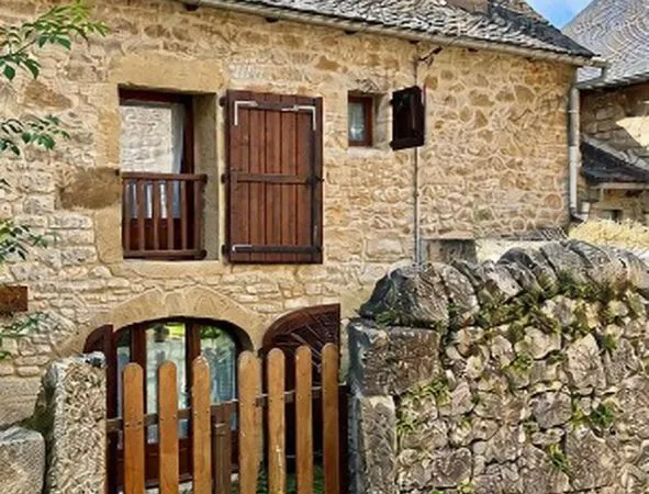 Maison 80m2 en pierre avec jardins, cave et combles aménagés - Recoules-Prévinquières