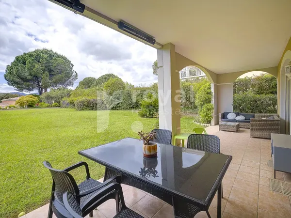 Appartement au rez-de-jardin dans un domaine fermé