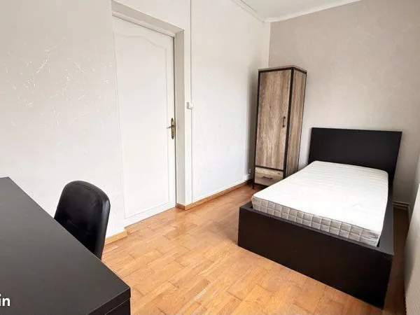 Chambre meublée dans maison en colocation -saint pierre