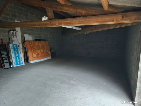 Grand garage dans cour interieur avec acces pour fourgon ou remorque