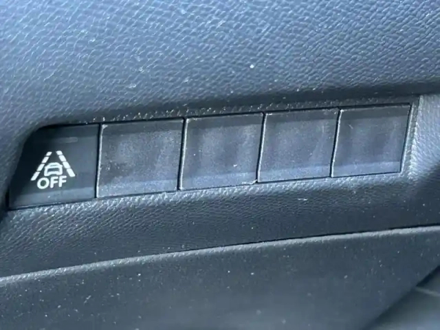 Peugeot 2008 e- 136ch gt line — photo 12
