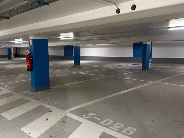 180 places de parking