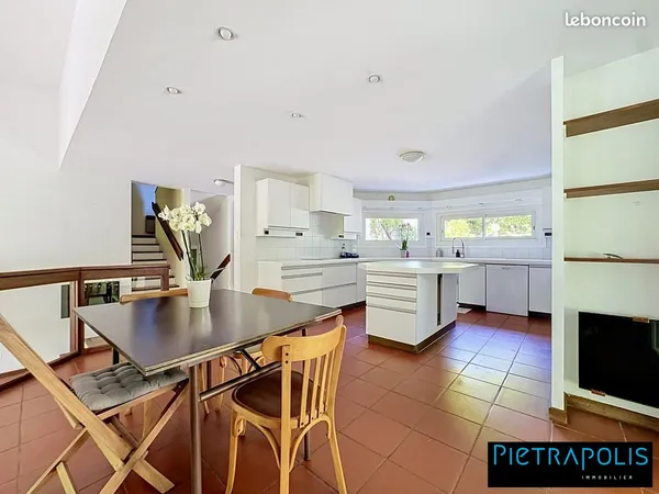 Maison 8 pièces 230 m²