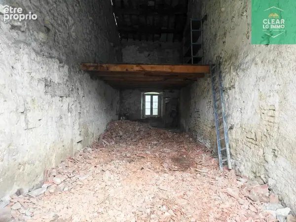 Grange avec mezzanine et cour,