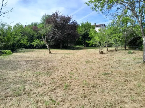 Terrain constructible d' une superficie de 1327m2.