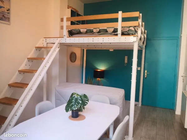 Studio avec mezzanine et cour privée