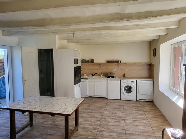 Très jolie maison, 2 chambres, terrain, bois.