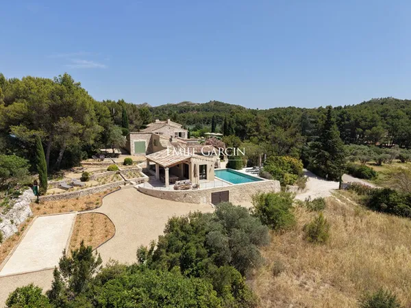 Mas de 1667 · Piscine · Vue Château des Baux · Alpilles - 3 chambres- piscine chauffée - climatisati