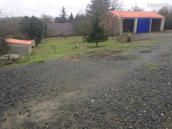 Terrain avec bâtiments