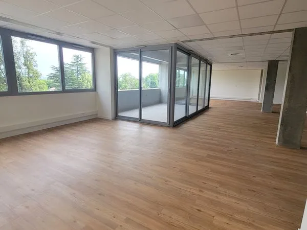 Local professionnel avec loggia et parking