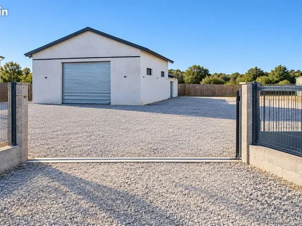 Loue batiment commerce pour clinique veterinaire ou paramedical 160 m2 acces PMR parking clos 1500 m