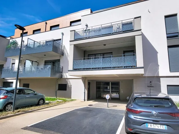 APPARTEMENT PLAIN PIED 50M2 ENVIRON - TERRASSE - PLACE DE PARKING PRIVATIVE - VENDU MEUBLE