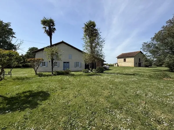 Belle propriété gasconne avec maison d'habitation + dépendances + terrain au calme