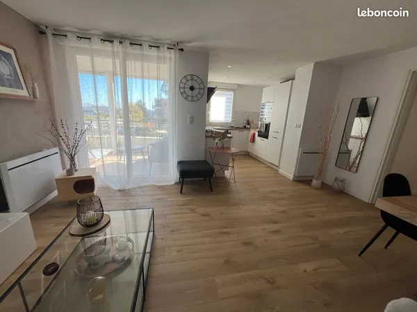 Appartement 65 m² rénové - 2 chambres - balcon - parking - résidence avec piscine à Fondettes