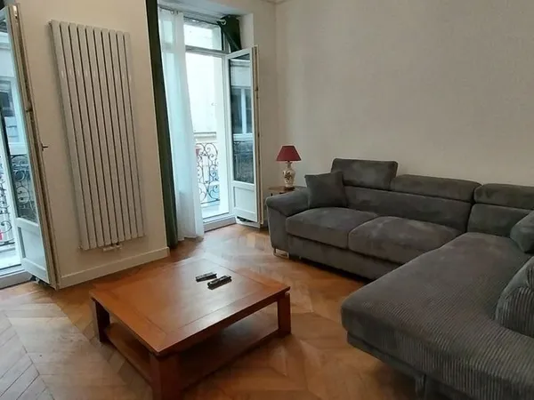 Bordeaux - Élégance & Cachet - Superbe T3 meublé de 77 m² avec balcon, pierre apparente et parquet a