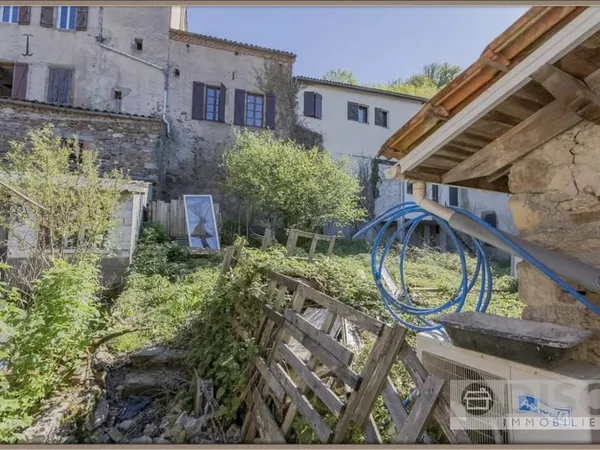 Maison de village à renoevr avec petit jardin.