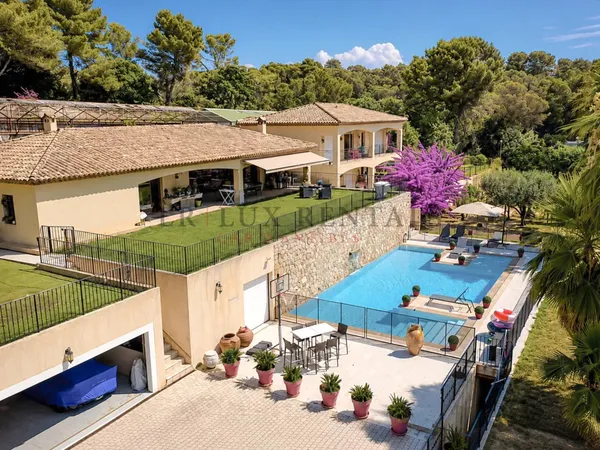 Un Havre de Paix aux Brusquets - Propriété de Prestige avec Piscine sur 19 772 m² de Nature