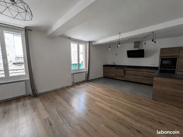 Grand T3 duplex rénové de 95 m² - centre de Feurs