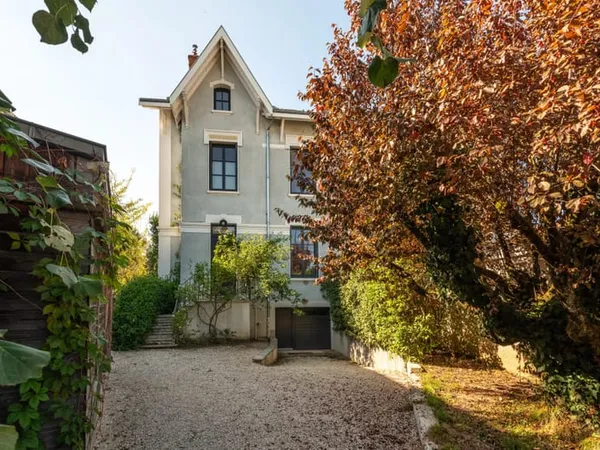 Tassin-La-demi-Lune - Le Bourg - Maison de charme de 220 m² utiles - 7 chambres - Jardin avec piscin