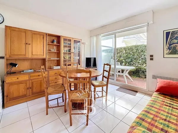 APPARTEMENT DE 37 M² AVEC TERRASSE ET APERÇU BASSIN EN VILLE D'ÉTÉ À ARCACHON