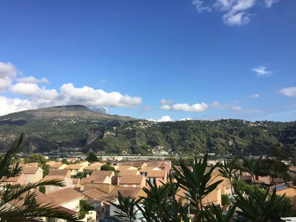 TROIS PIÈCES EN PARFAIT ÉTAT - CARROS
