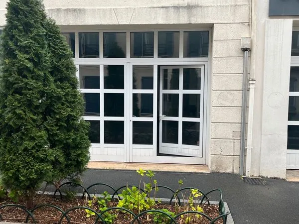 Local professionnel 320 m² à Puteaux