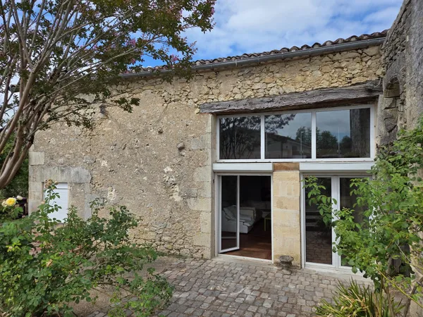 maison ancienne rénovée avec trois chambres et mezzanine, un grand espace de vie avec cuisine toute 