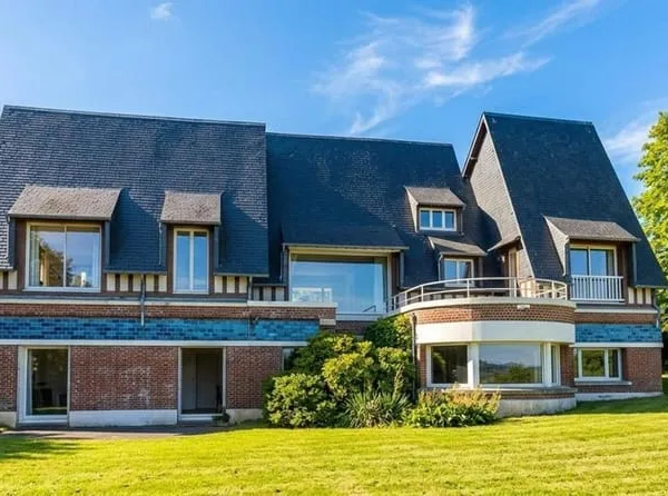 Très belle propriété rare à la vente avec vue sur la mer