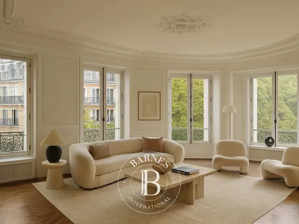 Paris 8 - Franklin Roosevelt - Appartement en duplex refait à neuf avec balcons - derniers étages - 