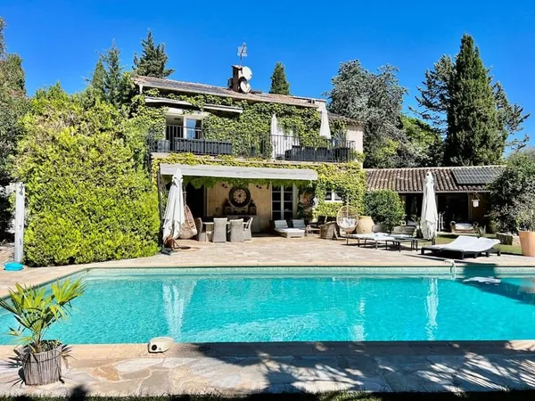 Villa moderne de 346m2 pleine de charme, au calme absolu sit