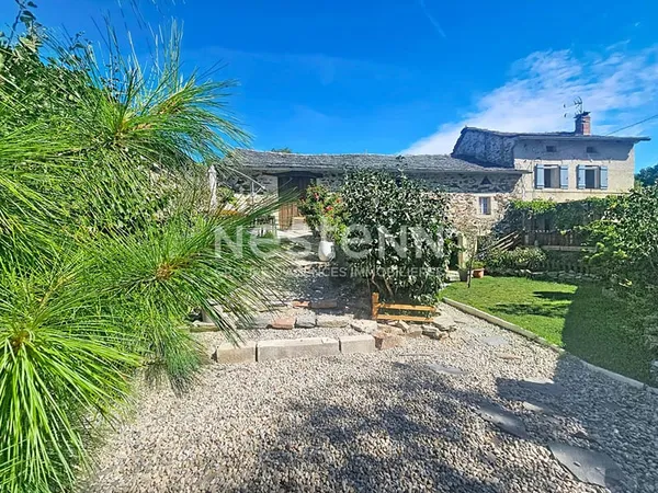 SAINT HOSTIEN ! Corps de ferme avec dépendances sur plus de 1000 m² de terrain clos